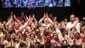 Konak'ta 300 halk dansçısı şenlikte sahne aldı