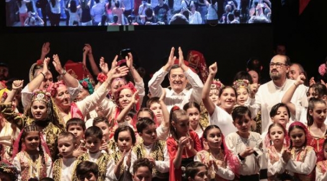 Konak'ta 300 halk dansçısı şenlikte sahne aldı