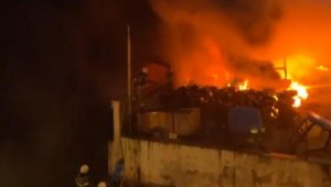 Korkulu gece! Depodaki yangın apartmana sıçradı