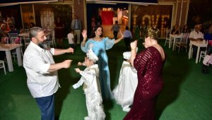 Koruyucu aile oldukları 2 kardeşe sünnet düğünü yaptılar