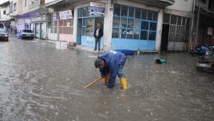 Kula'da yaz yağmuru yüzünden evleri su bastı