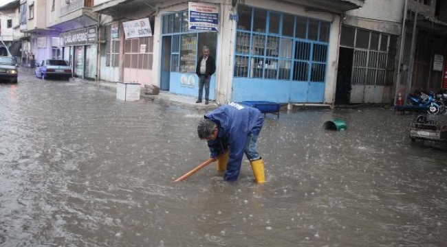 Kula'da yaz yağmuru yüzünden evleri su bastı