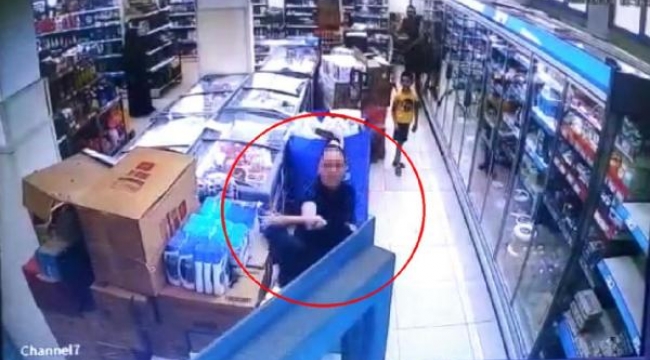 Markette çalışanı kadının saçını başını yoldu