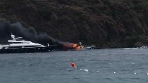 Marmaris'teki marinada ABD bayraklı yat yandı