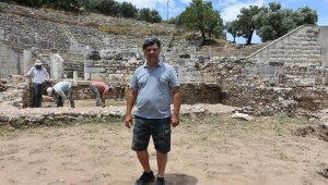 Metropolis'teki antik tiyatronun tarihi sahne binası ortaya çıkarılıyor