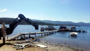 Milas'ta 15 kaçak iskelenin yıkımına başlandı