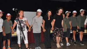 Otizmli çocukların sorunlarını tiyatro oyunuyla anlattılar