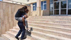 Otizmli kızını her gün sırtında sınıfına taşıdı