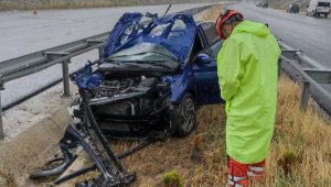 Otomobil bariyerlere çarptı: 1 ölü, 1 yaralı