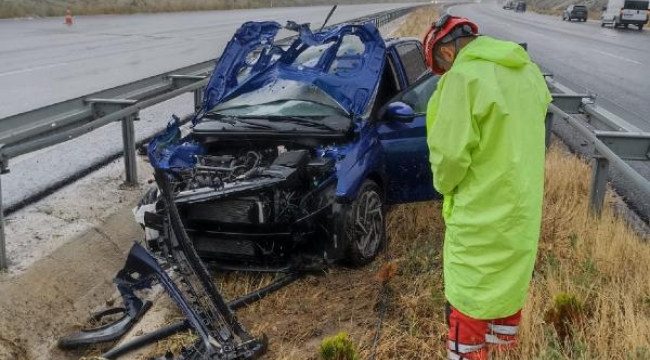 Otomobil bariyerlere çarptı: 1 ölü, 1 yaralı