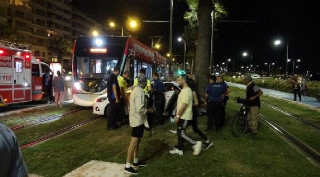 Otomobil tramvay hattına uçtu