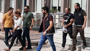 Otomobilde uyuşturucuyla yakalanıp, tutuklandılar