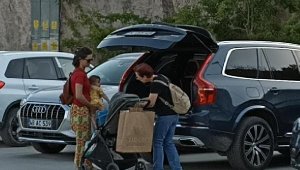 Özge Özpirinçci bebeğiyle görüntülendi