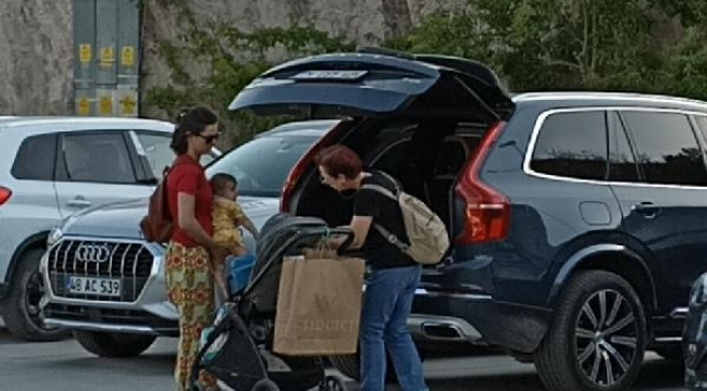 Özge Özpirinçci bebeğiyle görüntülendi