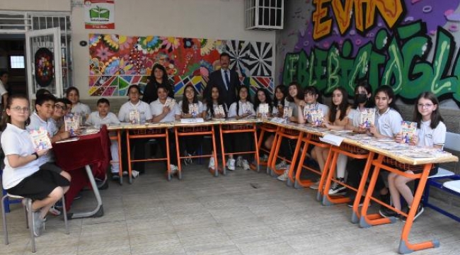 'Rengarenk Sözcükler' kitabının yazarı öğrenciler okurlarıyla buluştu