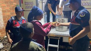 Salihli'de sağanak ve dolu; mevsimlik işçiler düğün salonuna yerleştirildi