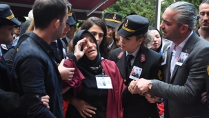 Şehit annesi, oğlunu son yolculuğuna asker selamıyla uğurladı