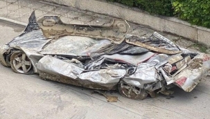 Sel geldi, duvar çöktü! Otomobil bu hale geldi