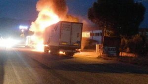 Seyir halindeki TIR alev aldı, sürücü son anda kurtuldu