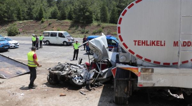 Tanker otomobili biçti! 3 ölü