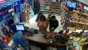 Tekel bayisine yarı çıplak giren kadın serbest bırakıldı