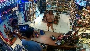 Tekel bayisine yarı çıplak giren kadına gözaltı