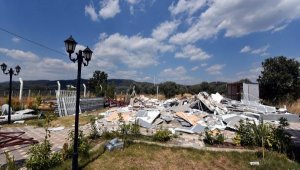 Torbalı'da 'hobi bahçesi' adı altındaki kaçak binalar yıkıldı