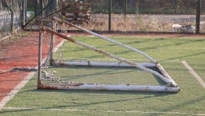 Üzerine kale direği devrilen çocuk hayatını kaybetti