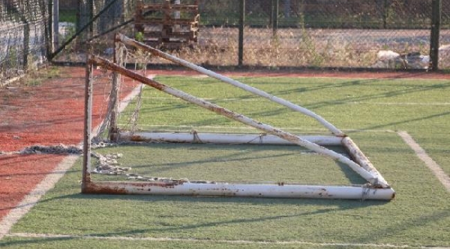 Üzerine kale direği devrilen çocuk hayatını kaybetti