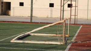 Üzerine kale direği devrilen Eren toprağa verildi