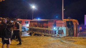 Yangına giden itfaiye aracı yan yattı, 2 kişi yaralandı