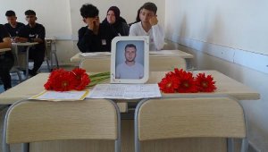 Yangında ölen liseli Tayfun'un karnesi ve onur belgesi sırasına bırakıldı