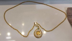 Yeni evlenen çiftin evine girip takıları çaldılar