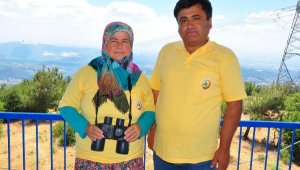 Yunt Dağı'nda eşinin yanında gönüllü olarak ormanı gözetliyor