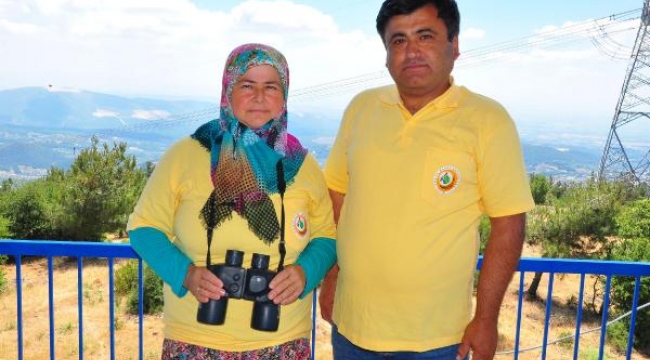 Yunt Dağı'nda eşinin yanında gönüllü olarak ormanı gözetliyor