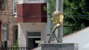 13 yaşlarındaki öğrenciler Atatürk büstüne saldırdı