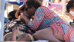 18 yaş küçük sevgiliyle plajda dudak dudağa