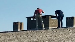 Arkadaşını öldürdükten sonra saklandığı bacada yakalandı; o anlar kamerada