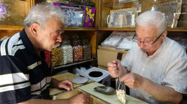 Balıkesir'in 'Şekerci Orhan'ı 76 yıldır mesleğini sürdürüyor