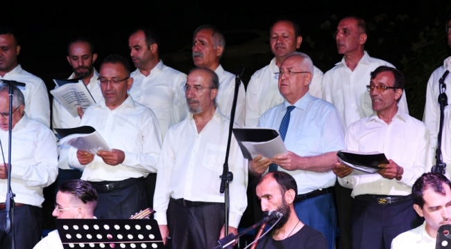 Başkan sahnede! Karabağlar Belediyesi THM Korosu'ndan yaz konseri