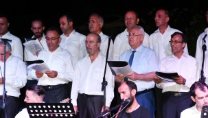 Başkan sahnede! Karabağlar Belediyesi THM Korosu'ndan yaz konseri