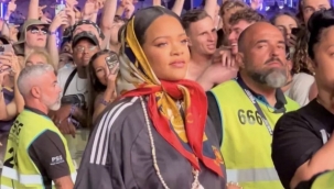 Başörtülü Rihanna