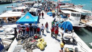 Bodrum'da deniz dibi ve 11 koydan 7,5 ton çöp çıktı