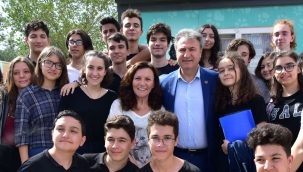 Bornova Belediyesi'nden okul seçiminde gençlere destek oluyor