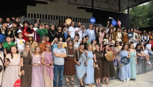 Bornovalı tiyatrosu, para yerine kitap aldı, köy okuluna kütüphane kurdu