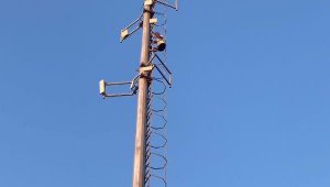 Boşanmak istemedi, 50 metrelik direğe çıktı