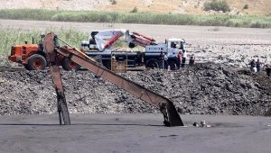 Çamurun altında kalan kepçe operatörü aranıyor