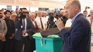 Cumhurbaşkanı Erdoğan, Akhisar'da cenazeye katıldı