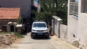 Eşini bıçakla rehin aldı! İkna edilmeye çalışılıyor