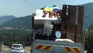 Eşya yüklü kamyonetin kasasındaki yatakta tehlikeli yolculuk